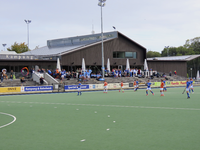 902708 Gezicht over het hoofdhockeyveld op het clubhuis van de Sportvereniging Kampong (Sportpark Maarschalkerweerd, ...